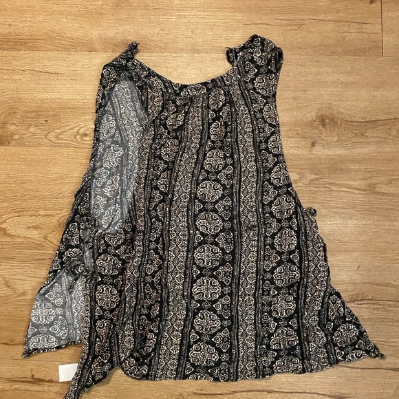 Gentle Fawn Black and White Asymmetrical Sleeveless Blouse - Picture 11 of 16